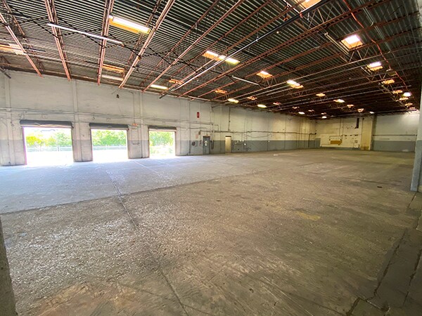 More Photos Of 2075 47th St, Sarasota Warehouse For Lease