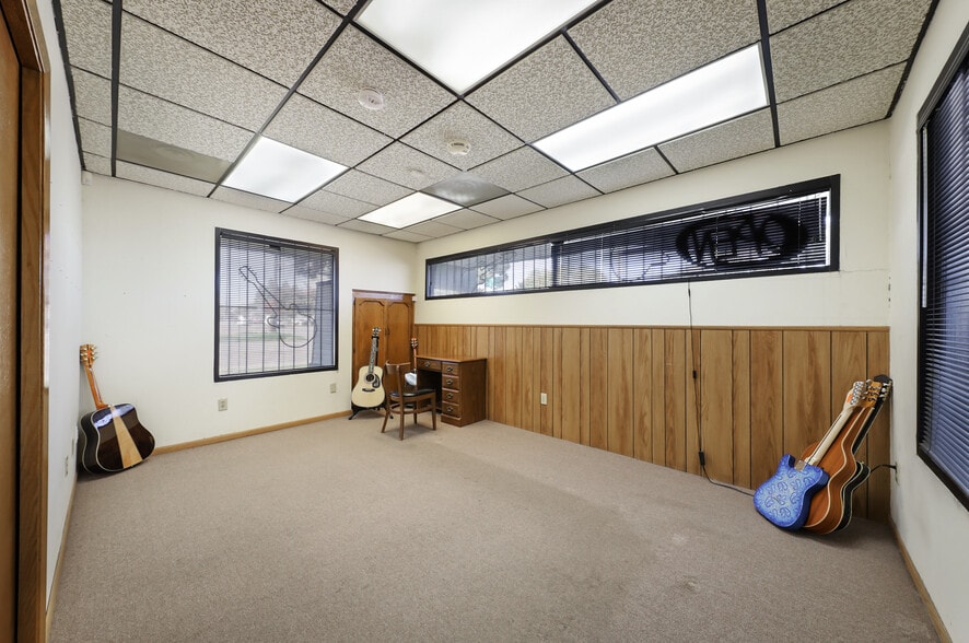 More Photos Of 931 26th St, Bakersfield Movie Radio TVStudio For Sale