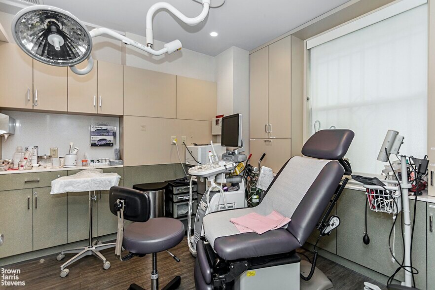 More Photos Of 121 E 60th St, New York Medical For Sale