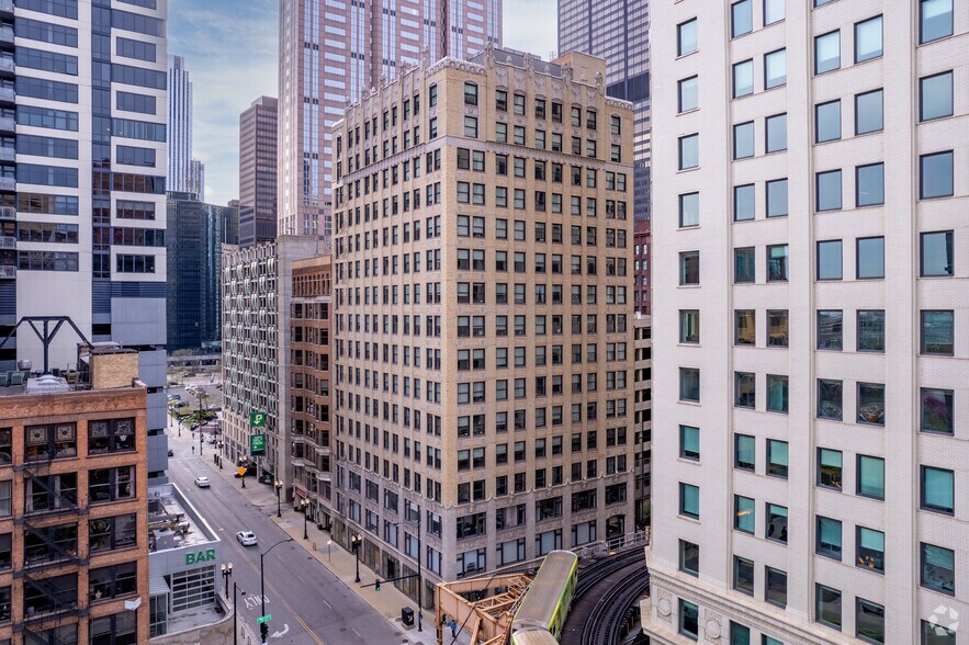 More Photos Of 330 S Wells St, Chicago Office For Lease