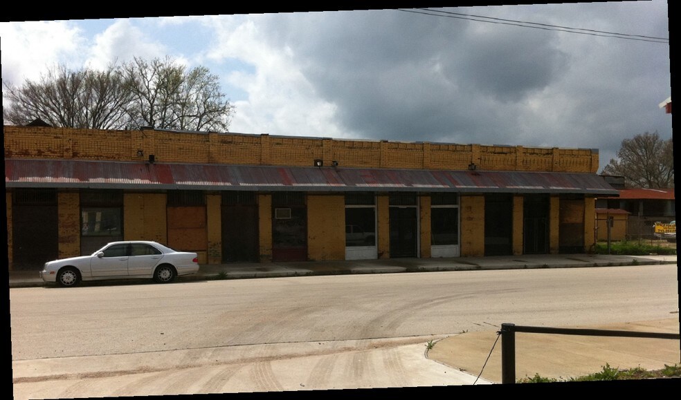 More Photos Of 109 NW 2nd St, Smithville Unknown For Lease