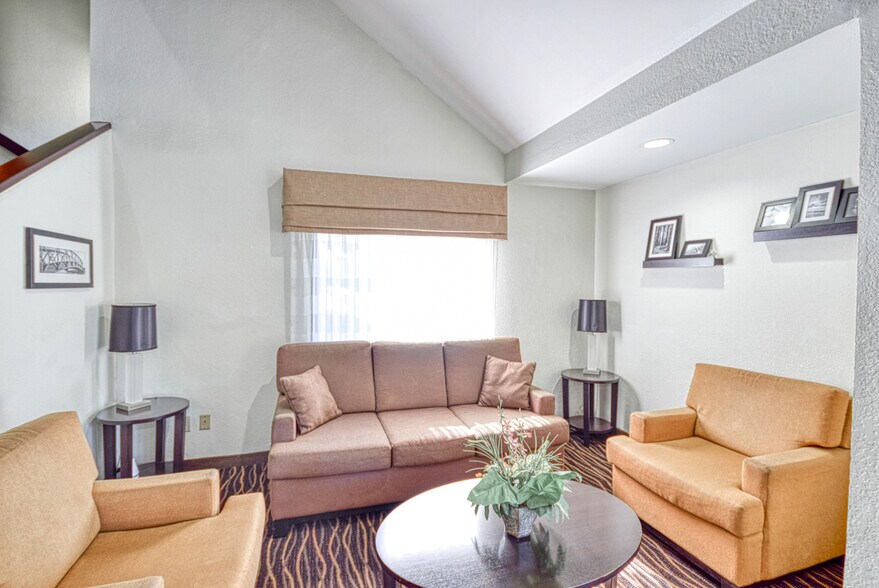 More Photos Of 1695 Capital Cir NW, Tallahassee Hotel For Sale