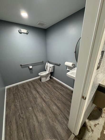 More Photos Of 226 Industrial Loop, Orange Park Service For Lease
