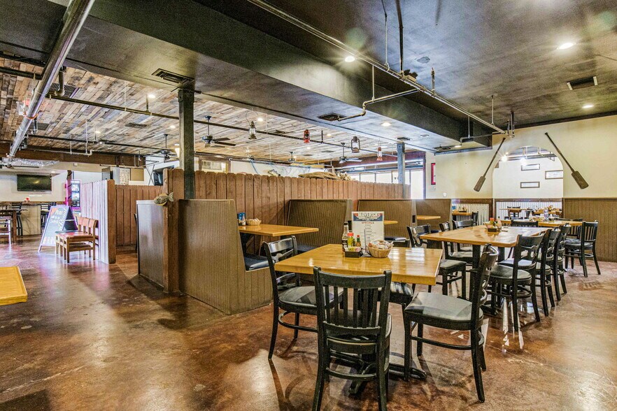 More Photos Of 131 New Warrington Rd, Pensacola Restaurant For Sale