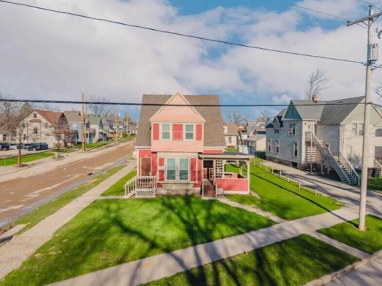 More Photos Of 846 Elmwood Ave, Oshkosh Multifamily For Sale