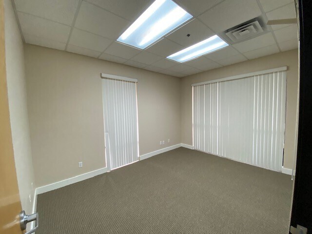 More Photos Of 7440 E Karen Dr, Scottsdale Service For Lease