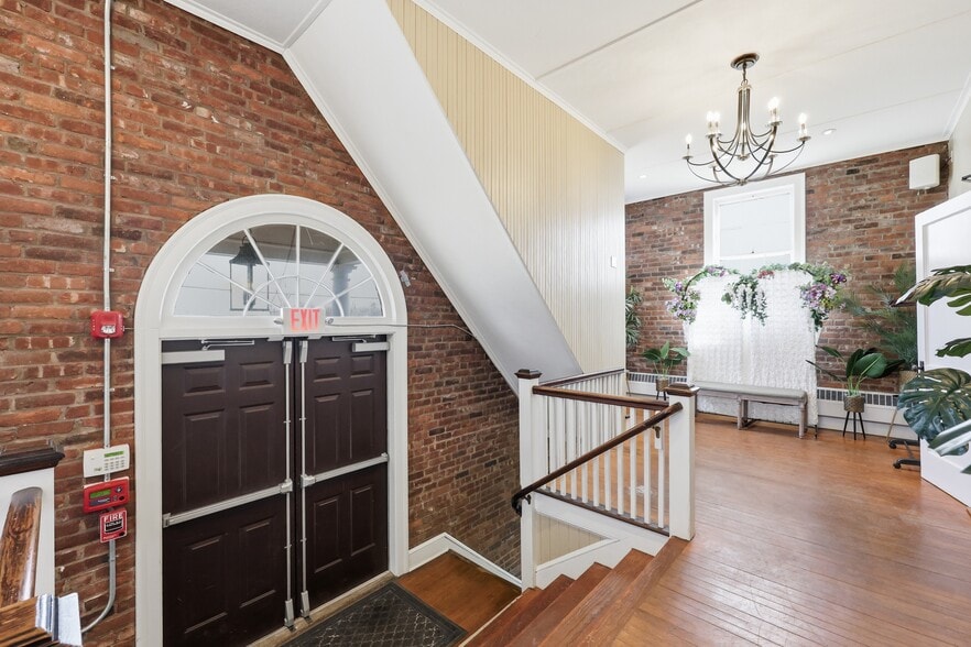 More Photos Of 43 Naubuc Ave, Glastonbury Flex For Sale