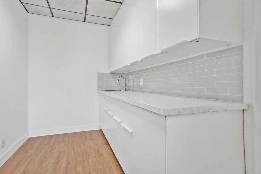 More Photos Of 3099 N Lima St, Burbank Flex For Lease