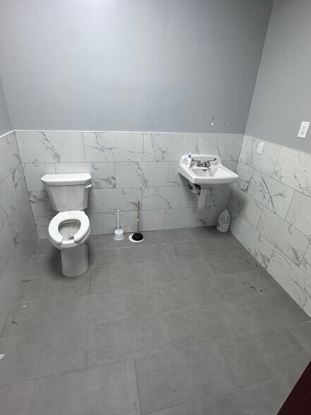 More Photos Of 1103 Goffle Rd, Hawthorne Storefront For Lease