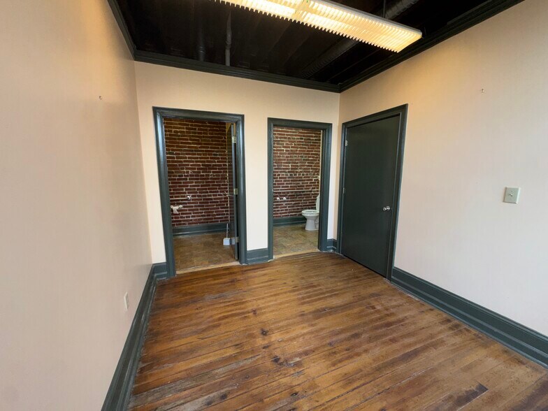 More Photos Of 390 S Main St, Memphis Office For Sale