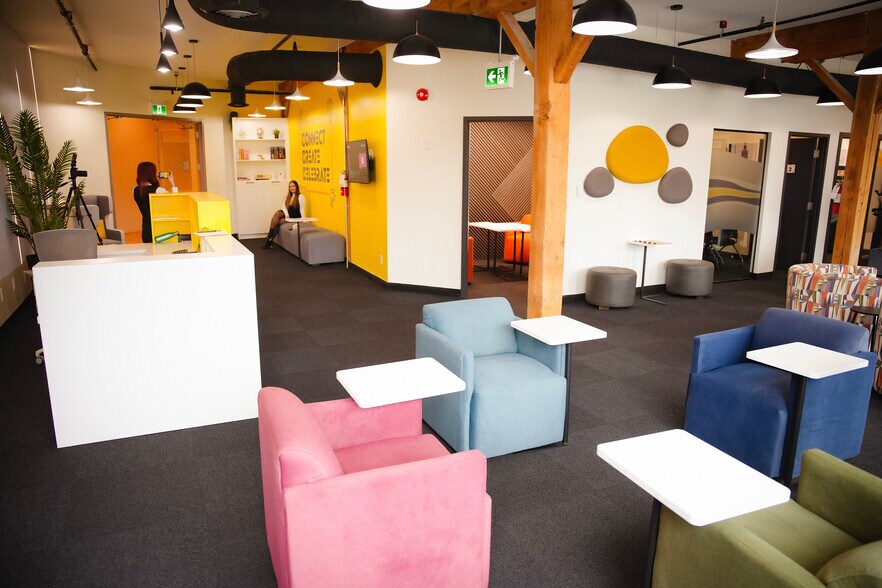 More Photos Of 72 Victoria St S, Kitchener Coworking Space