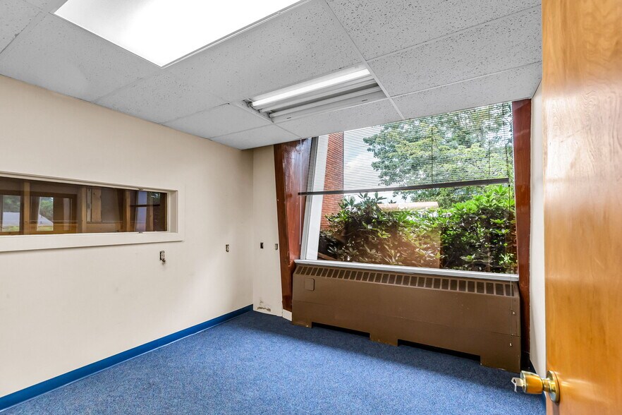 More Photos Of 8 N King St, Northampton Office For Lease