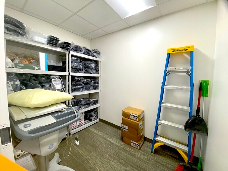 More Photos Of 1105-1129 Saxon Blvd, Orange City Office For Sale