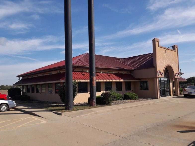 More Photos Of 210 N Lewis Ave, Oglesby Restaurant For Lease