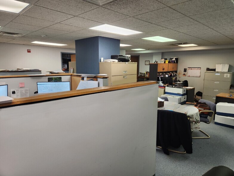 More Photos Of 399 Farmingdale Rd, West Babylon Warehouse For Lease