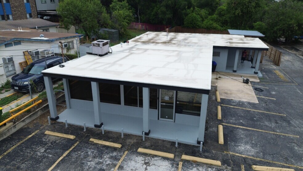 More Photos Of 2810 Hillcrest Dr, San Antonio Freestanding For Lease