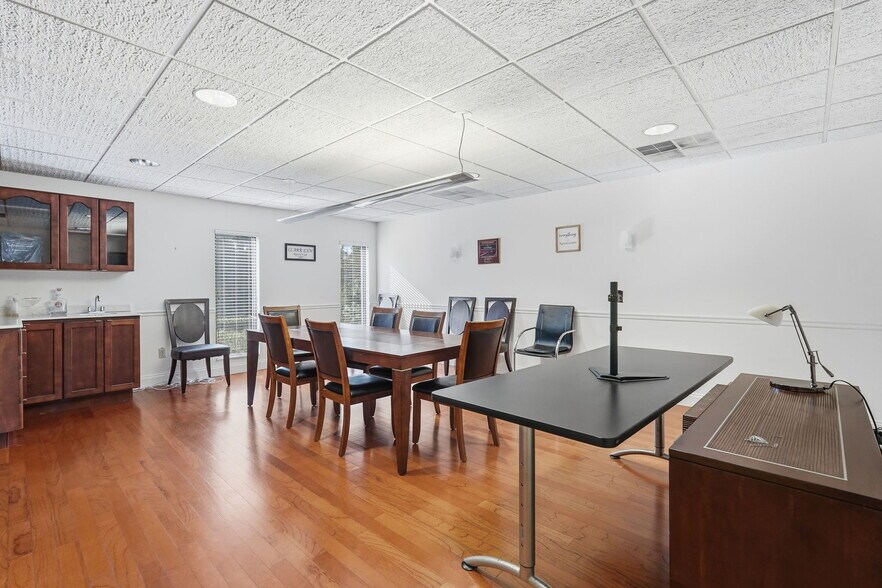 More Photos Of 10812 Gandy Blvd N, Saint Petersburg Medical For Lease