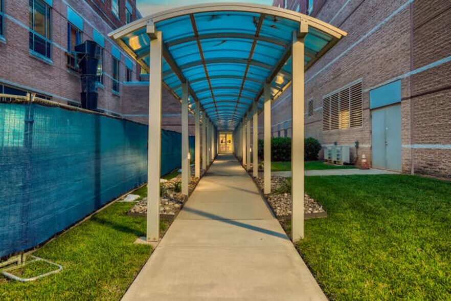 More Photos Of 10030 Gilead Rd, Huntersville Hospital For Lease