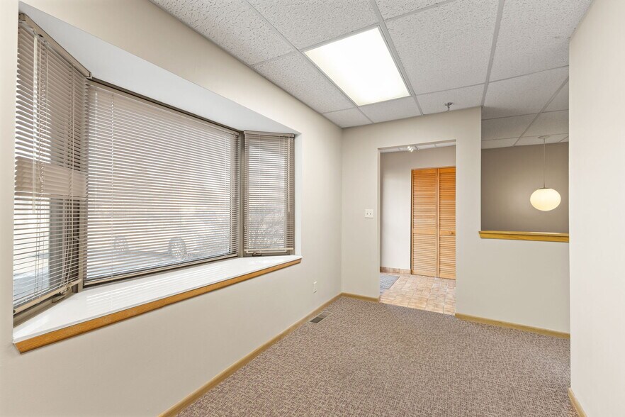 More Photos Of 2575 N Hamline Ave, Roseville Office For Sale