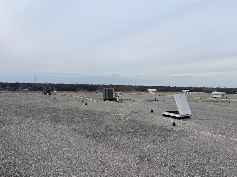 More Photos Of 1103 E Maguire Rd, Noble Light Manufacturing For Sale