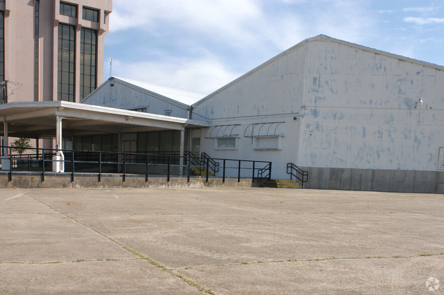 Primary Photo Of 1201 Lakeshore Dr, Lake Charles Distribution For Lease