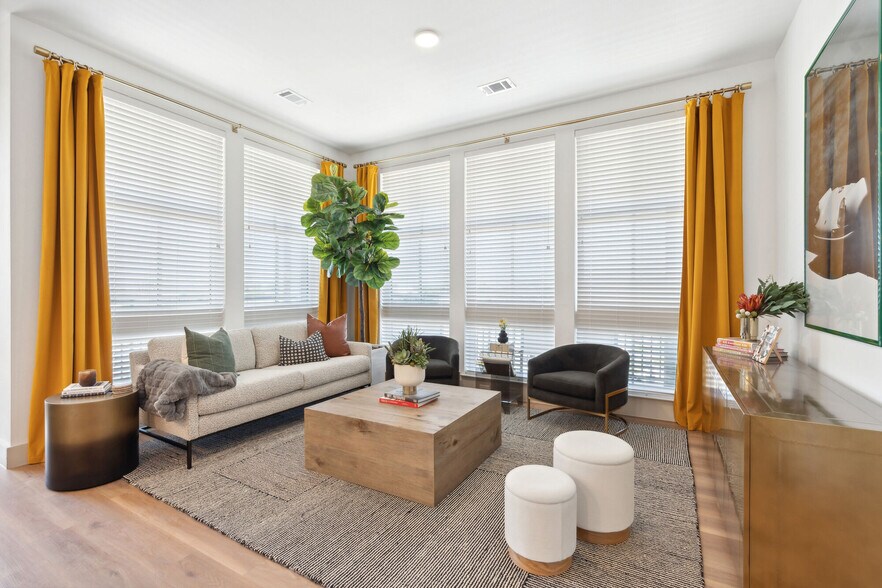 More Photos Of 150 W Main St, Richardson Apartments For Lease