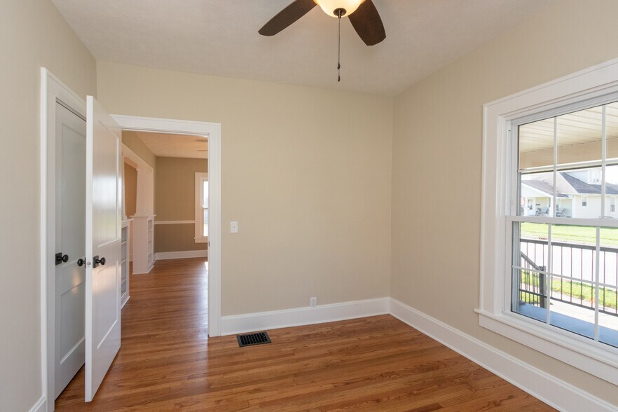 More Photos Of 422 E Main St, Brownsburg Office For Sale