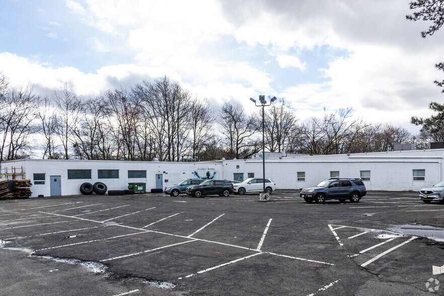 More Photos Of 400-450 Swenson Dr, Kenilworth Warehouse For Sale