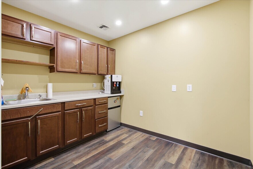 More Photos Of 641 S Prince St, Lancaster Storefront For Sale
