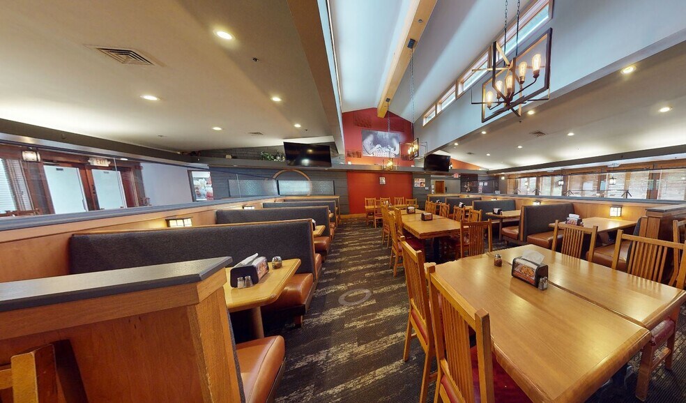 More Photos Of 300 Veterans Pky, Bolingbrook Restaurant For Sale