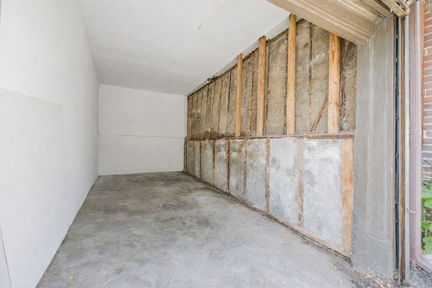More Photos Of 145 Westervelt Ave, Staten Island Storefront Retail Residential For Lease