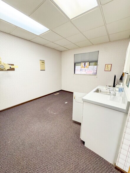 More Photos Of 3540 N Belt W, Belleville Medical For Sale