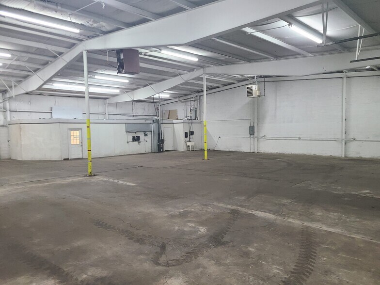 More Photos Of 10030 Express Dr, Highland Warehouse For Lease