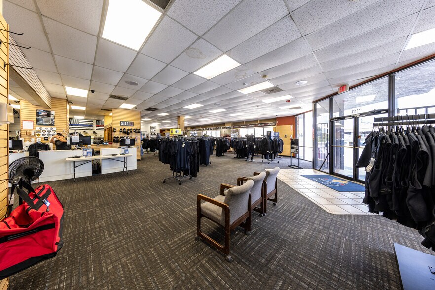 More Photos Of 2111 West Ave, San Antonio Flex For Sale