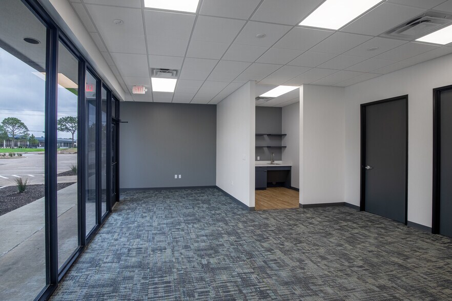 More Photos Of 10812 Fallstone Rd, Houston Unknown For Lease