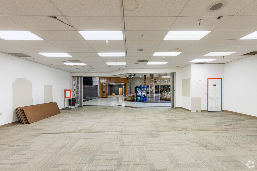 More Photos Of 6945 US Rte 322, Cranberry Department Store For Sale