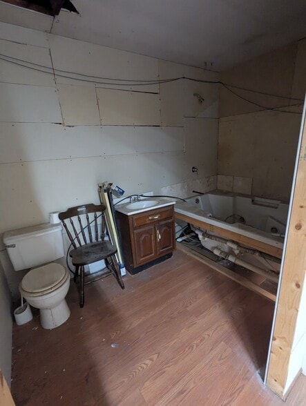 More Photos Of 14367 Lincoln Hwy, Everett General Retail For Sale