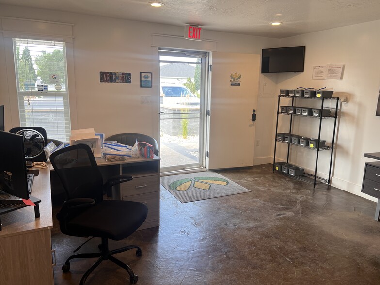 More Photos Of 2751 S 1000 W, Syracuse Showroom For Lease