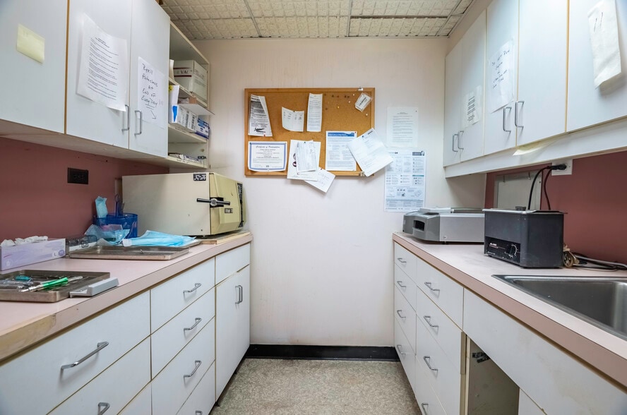 More Photos Of 9418 59th Ave, Elmhurst Office For Sale