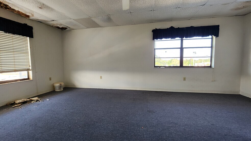 More Photos Of 1108 Commercial Way, Spring Hill Freestanding For Lease