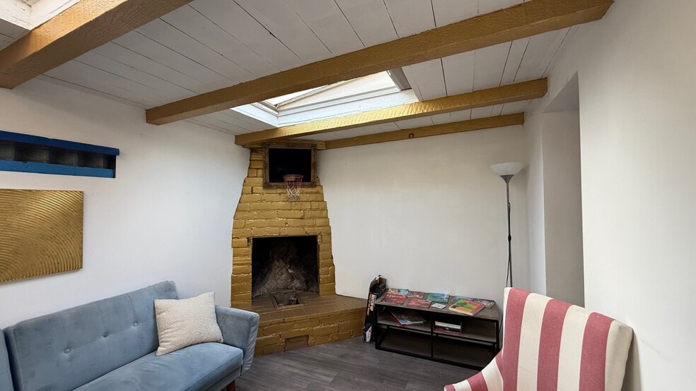 More Photos Of 4851-4853 W Jefferson Blvd, Los Angeles Loft Creative Space For Lease