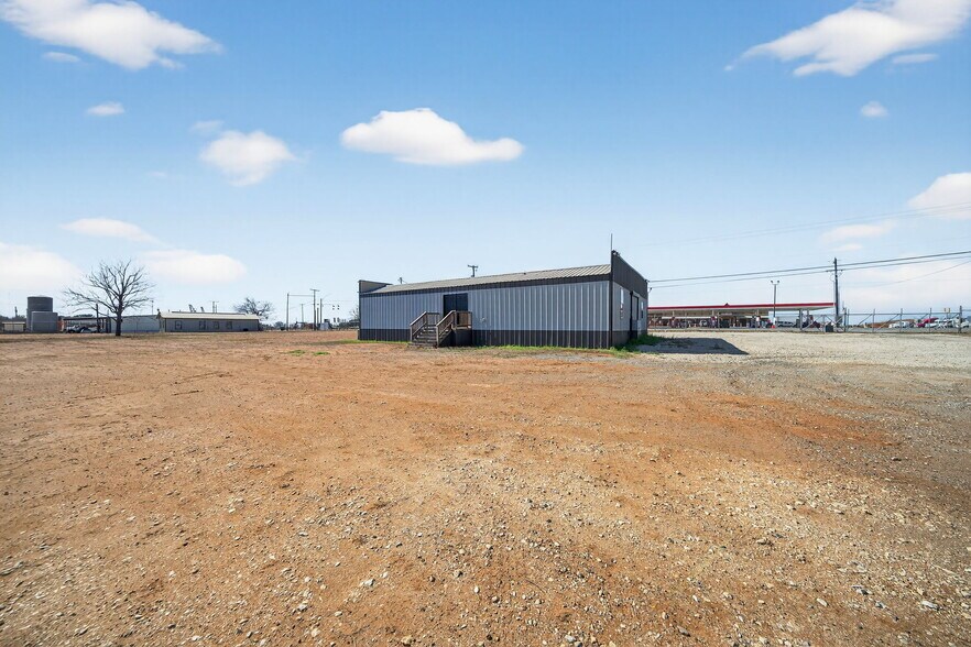 More Photos Of 3215 Zanderson Ave, Jourdanton Loft Creative Space For Lease