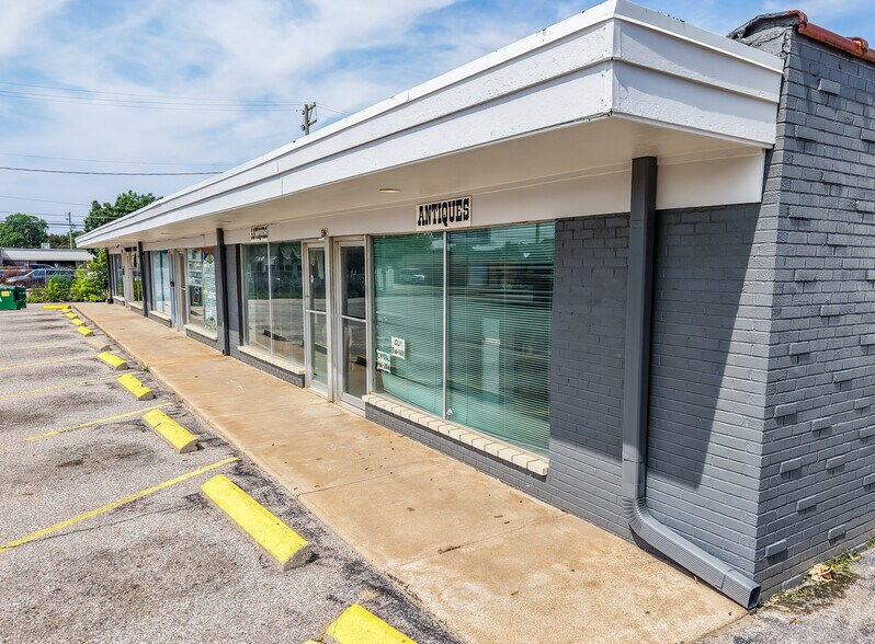 More Photos Of 415 S Hydraulic St, Wichita General Retail For Sale