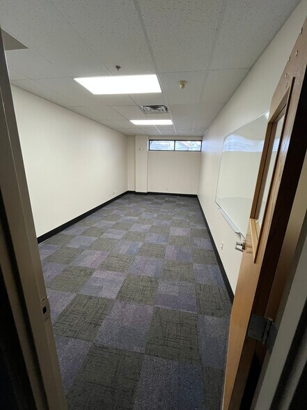 More Photos Of 615 S 5th St, Rockford Specialty For Lease