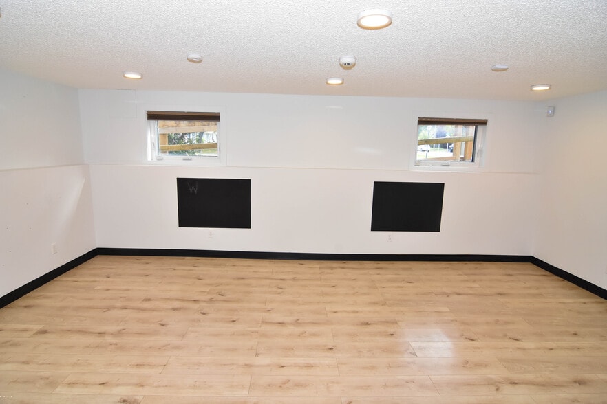 More Photos Of 309 Main St N, Airdrie Office For Sale