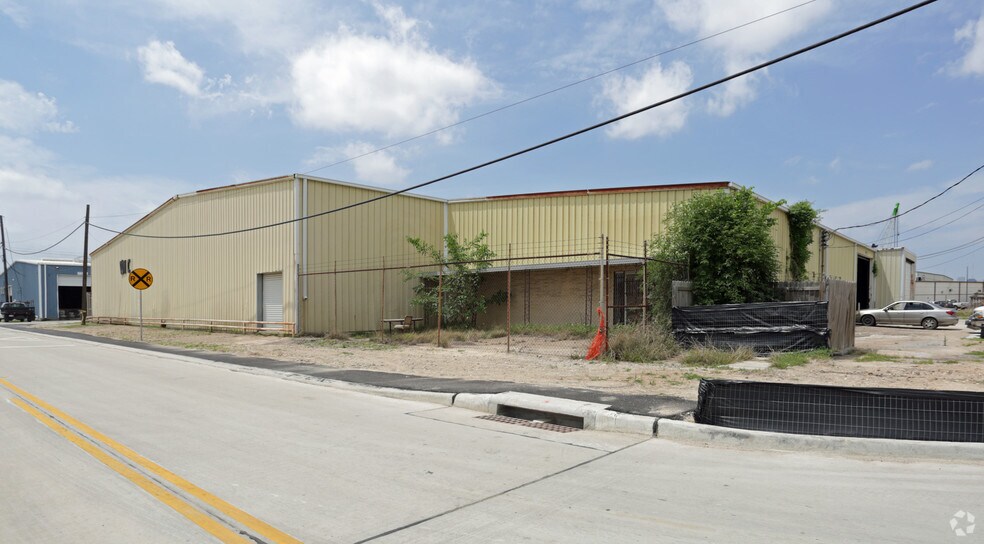 More Photos Of 5980 Harvey Wilson Dr, Houston Manufacturing For Sale