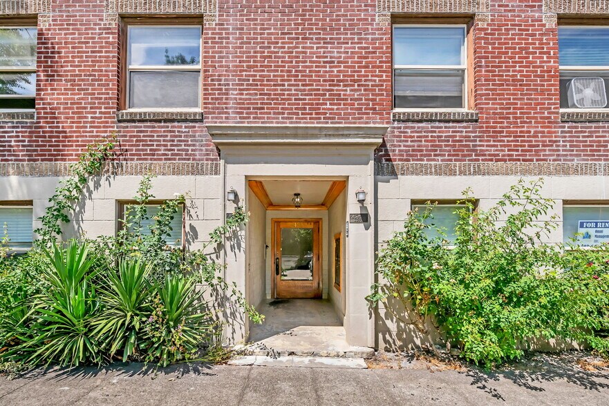 More Photos Of 2455 NW Quimby St, Portland Apartments For Sale