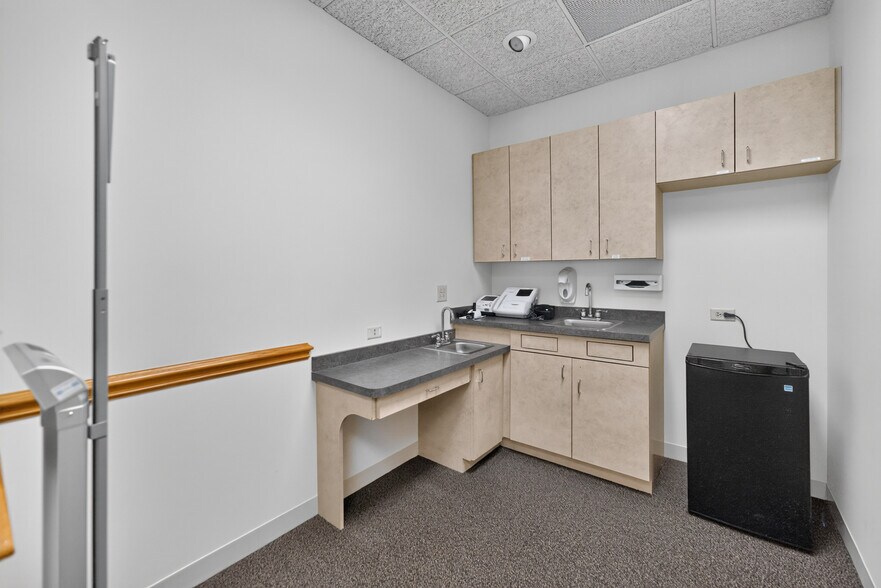 More Photos Of 290 Springfield Dr, Bloomingdale Medical For Lease