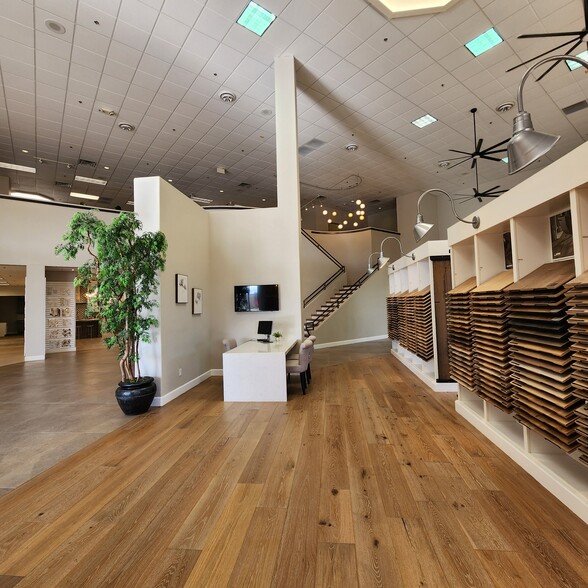 More Photos Of 15250 N Hayden Rd, Scottsdale Showroom For Sale