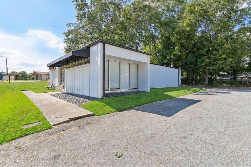 More Photos Of 224 E Broad St, Winder Medical For Sale